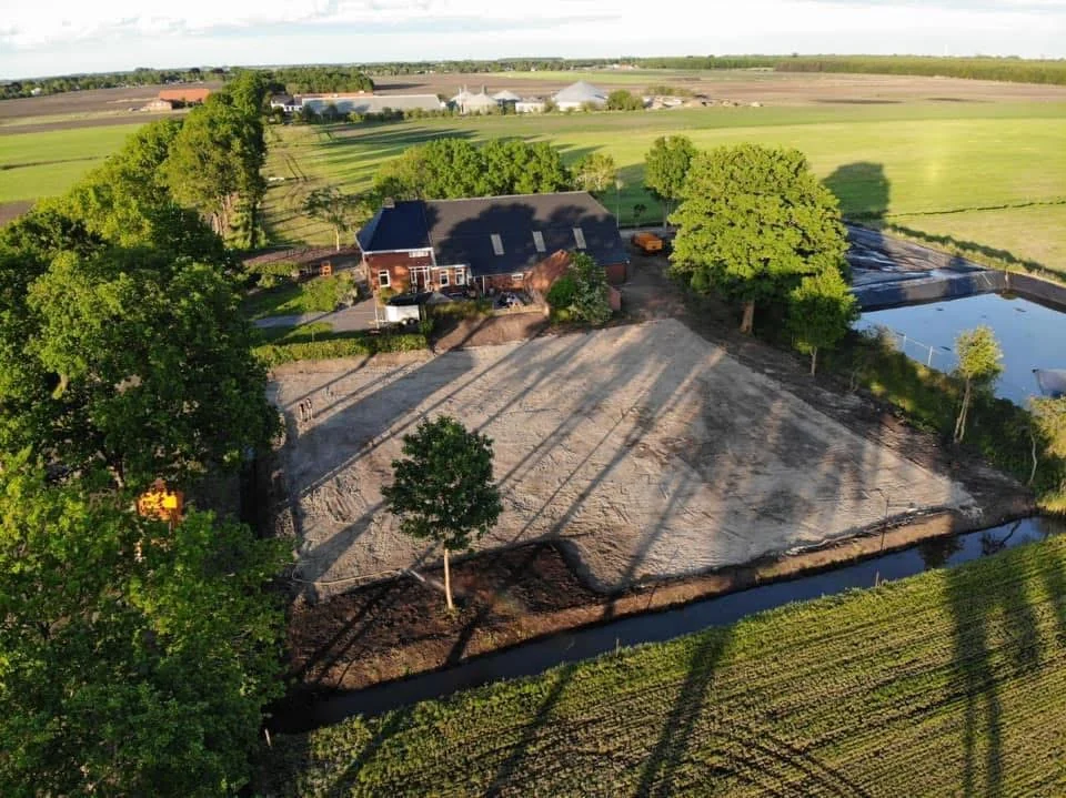 Luchtfoto van het erf en de gebouwen van De Liekehoeve