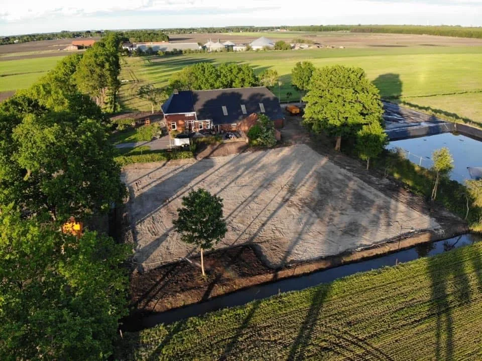 Luchtfoto van het erf van De Liekehoeve in Gasselternijveenschemond