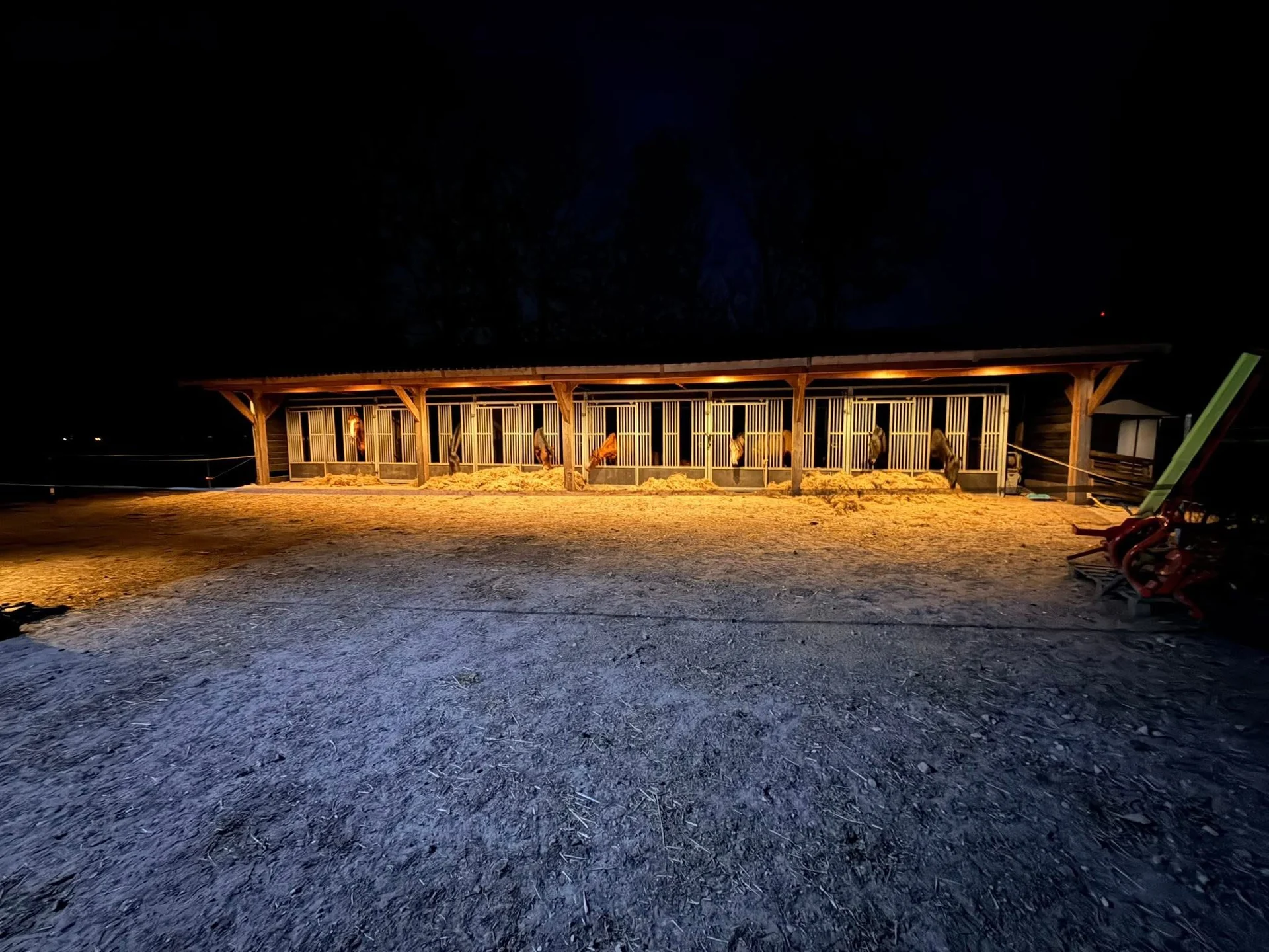 Buitenzijde van de stallen van De Liekehoeve in het avondlicht